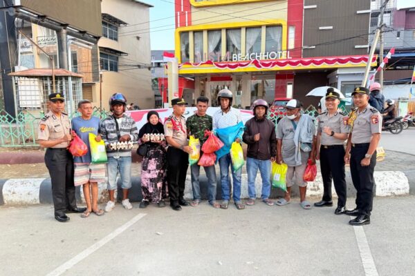 Polda Sultra Gelar Bakti Sosial di Pantai Kamali