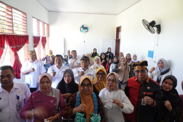 Hj. Siti Norma Adios, Kunjungi Perajin Tenun Sarung Buton